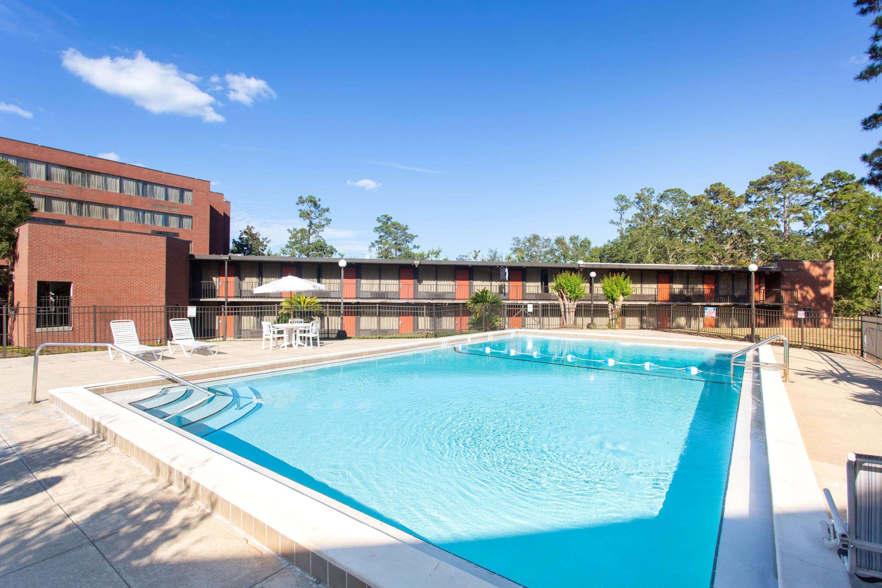 Days Inn & Suites By Wyndham Tallahassee Conf Center I-10 Exterior photo