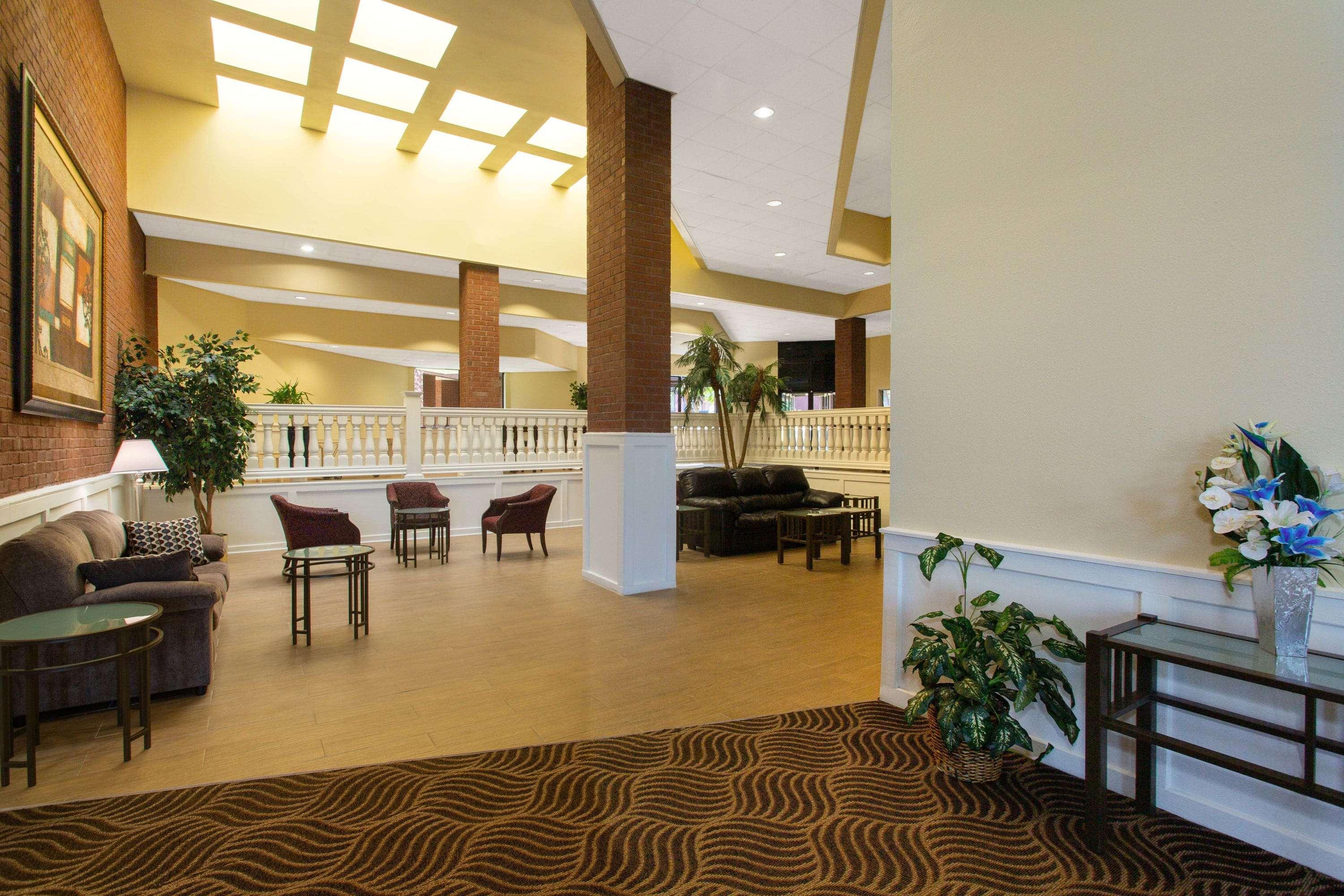 Days Inn & Suites By Wyndham Tallahassee Conf Center I-10 Exterior photo