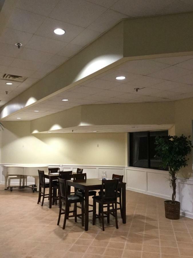 Days Inn & Suites By Wyndham Tallahassee Conf Center I-10 Exterior photo