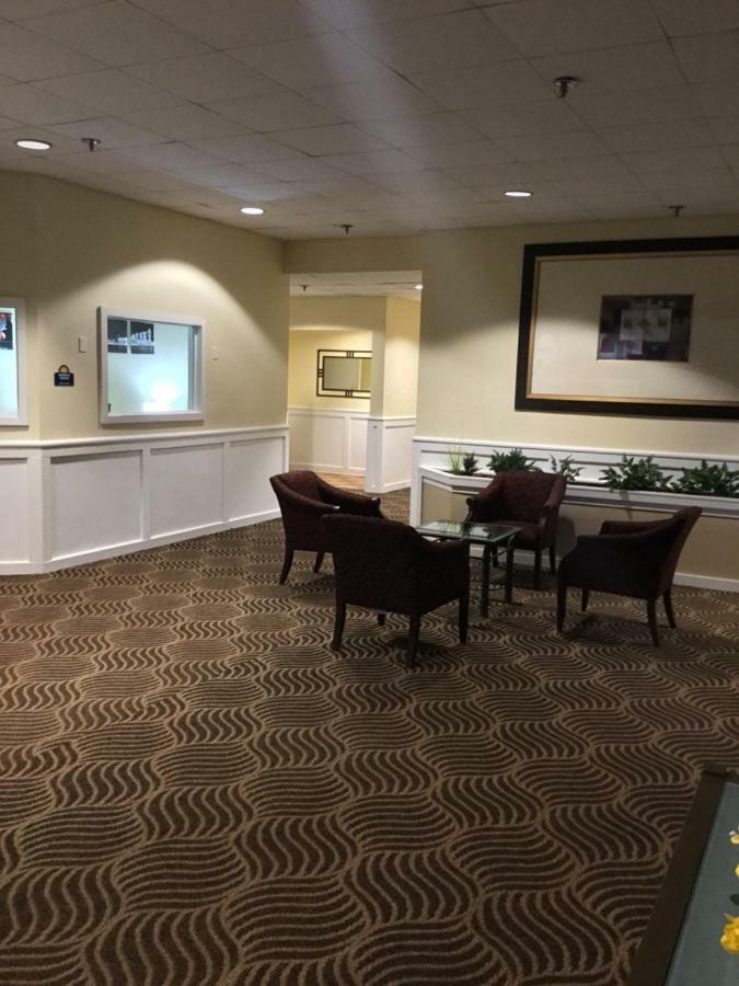 Days Inn & Suites By Wyndham Tallahassee Conf Center I-10 Exterior photo